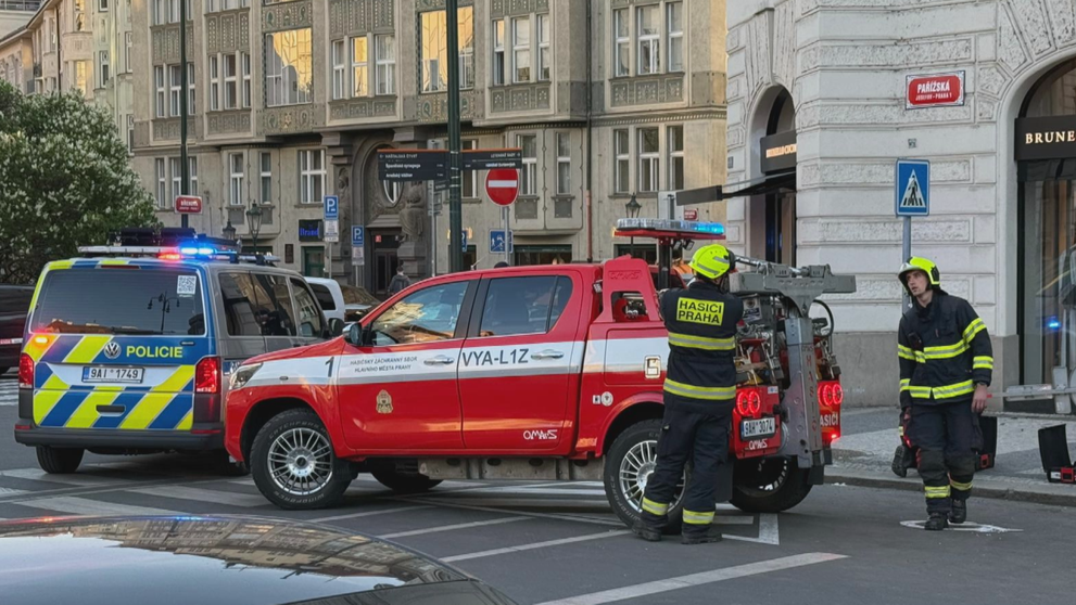 Mercedes projel výlohou