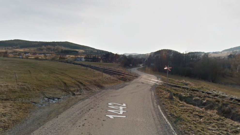 Nebezpečné přejezdy: P 970, Strakonice - Volary, Jihočeský kraj - přejezd bez světel, ŘEŠENÍ: se závorami. DŮVOD: Nepřehledné křížení u obce Malenice, náhrada přejezdu výstavbou nové komunikace