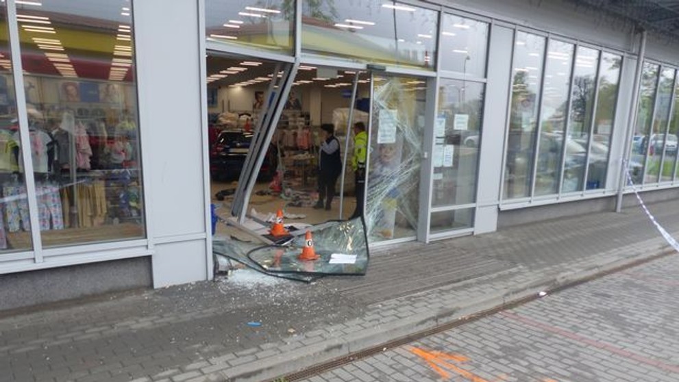 Auto projelo výlohou obchodu - 1