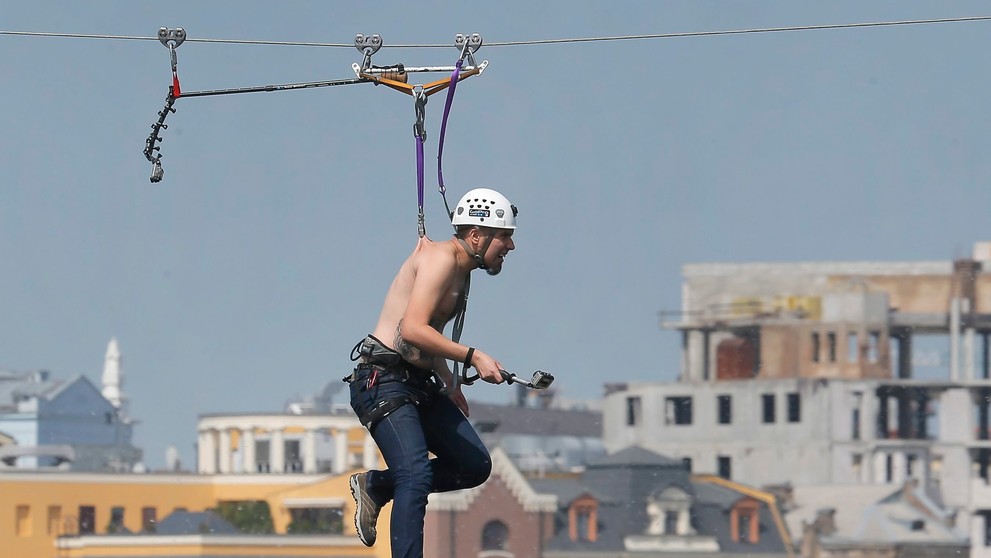 Milenecký pár létal nad řekou pověšený za vlastní kůži - 9