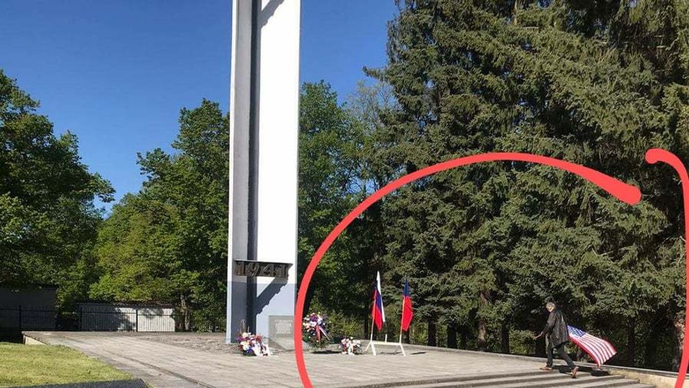 Radnice v Sokolově nechala odstranit americkou vlajku - 5