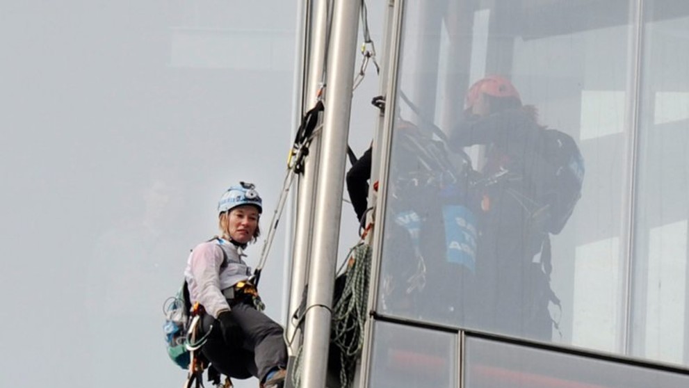 Aktivistky Greenpeace lezou na londýnský mrakodrap - 5