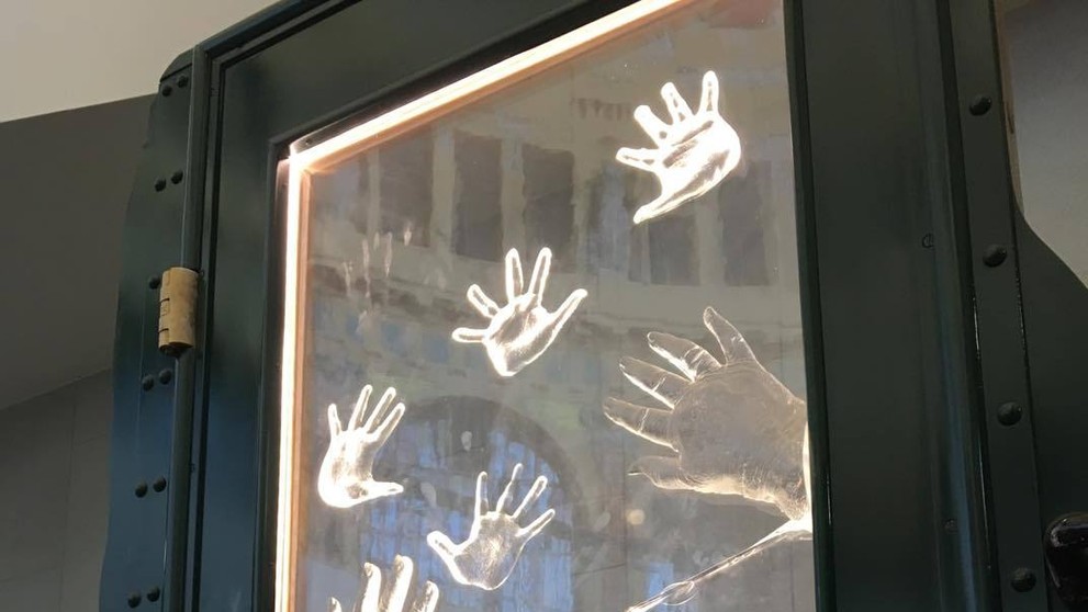 Pomník Wintonových dětí na Hlavním nádraží zničil vandal - 8