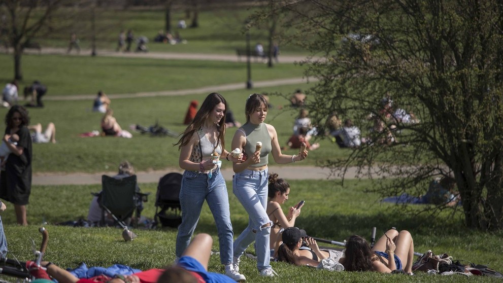Hezké počasí a rozvolnění - Britové vzali parky a pláže útokem - 2