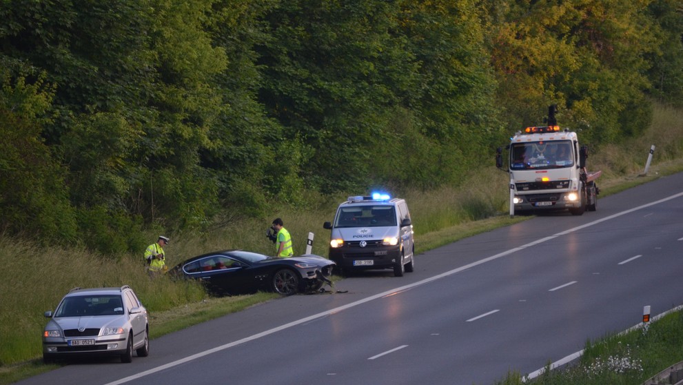 Na R10 u Prahy bouralo Maserati s opilým řidičem