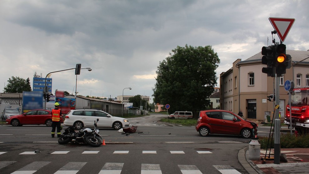 Řidička nerespektovala dopravní značku a srazila motorkáře (4)