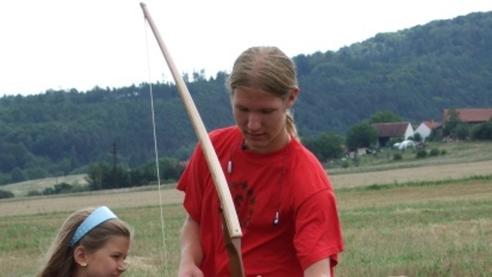 Děti na skautském táboře v Branově u Křivoklátu střílí i z luku