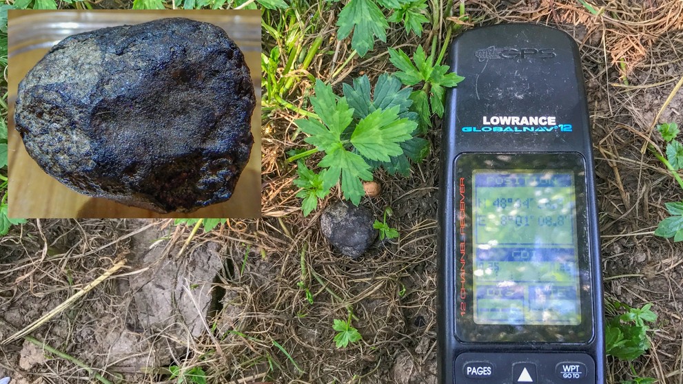 První meteorit Renchen (M1) o hmotnosti 11.9 g v nálezové pozici a s vloženým detailem.