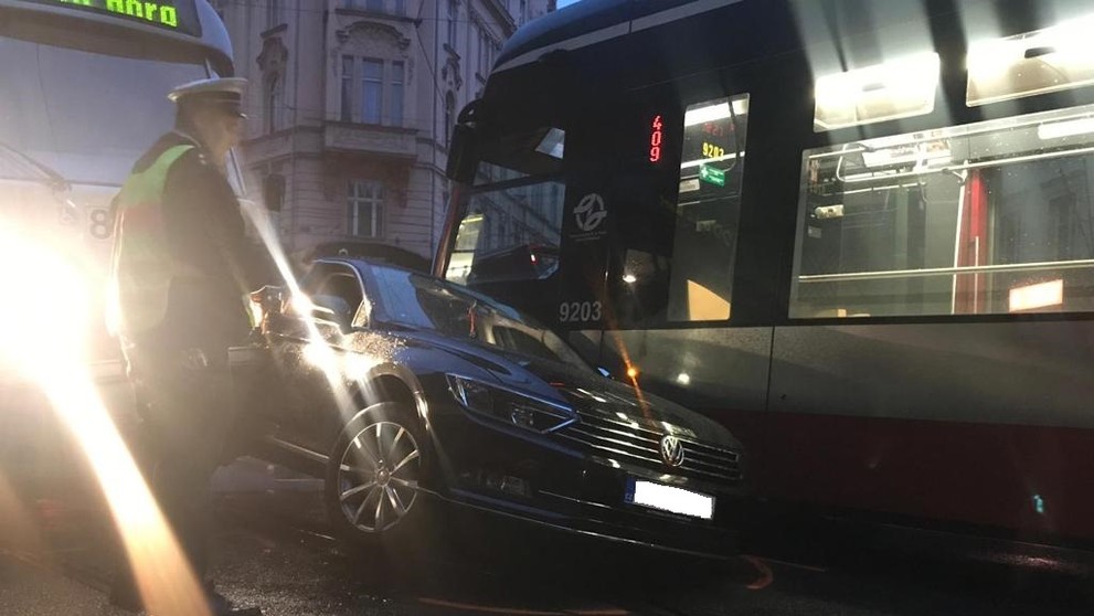 Auto se srazilo s tramvajemi 3