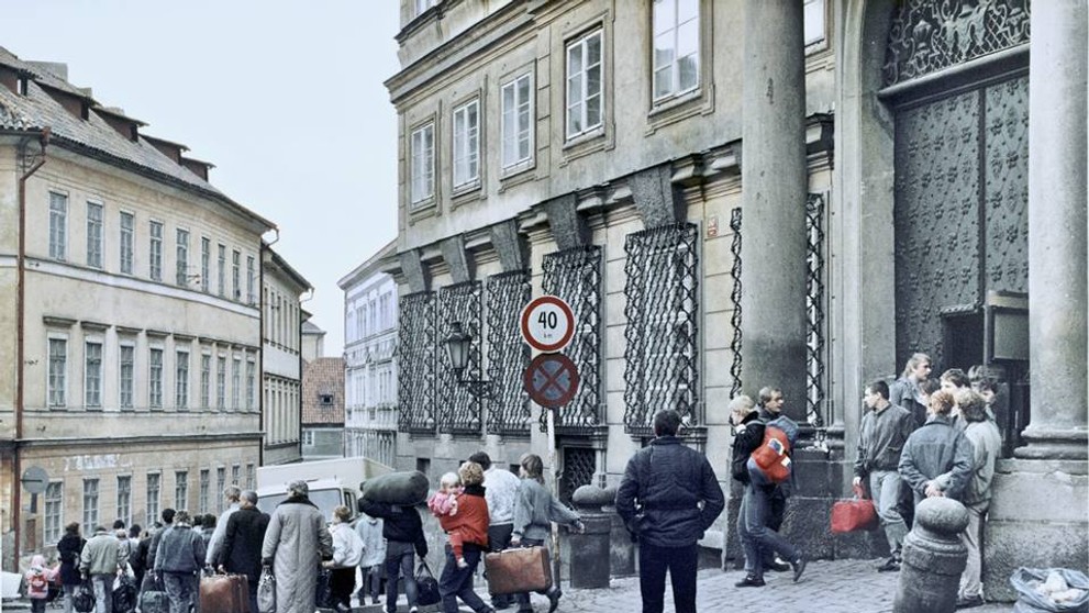 Uprchlíci z NDR na západoněmecké ambasádě v Praze v roce 1989