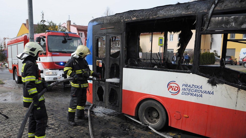 Požár autobusu v pražských Kyjích