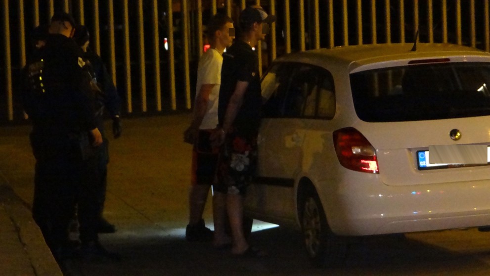 Výlet mladých mužů skončil neslavně, když jim na rukou zacvakla pouta