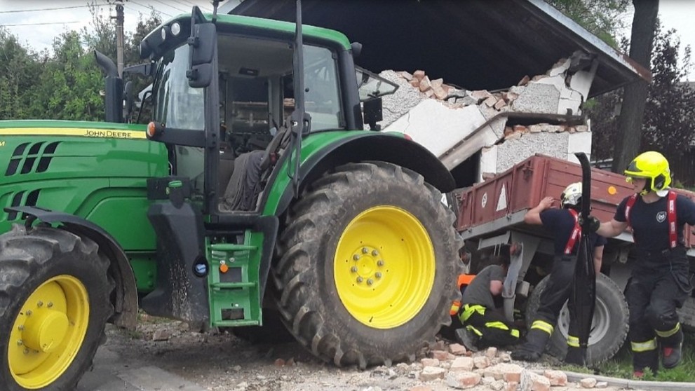 Traktor se převrátil do řeky - 2