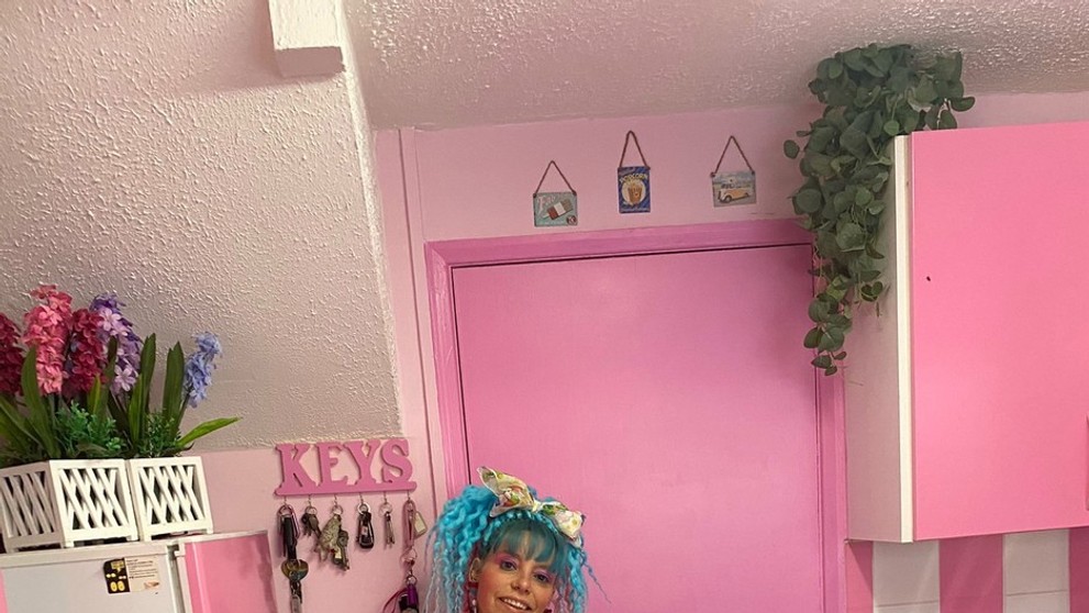 Žena si pořídila růžovou kuchyň ve stylu oblíbené panenky Barbie - 1