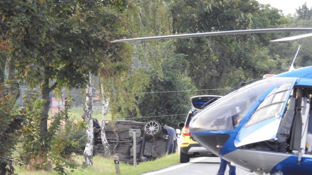 Vážná nehoda auta na Mělnicku - 5