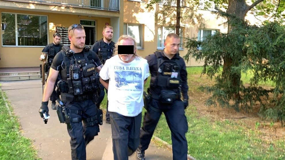 Muž měl hrozit zbraní - 1