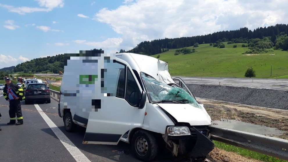 Nehoda karavanu a dodávky na Slovensku - 2