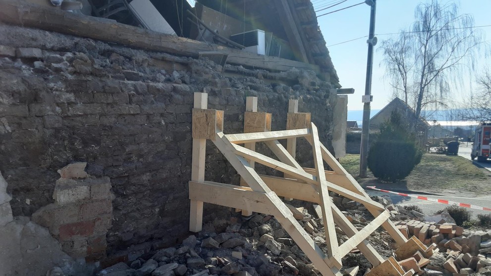 Hasiči stabilizovali poškozenou zeď (3)