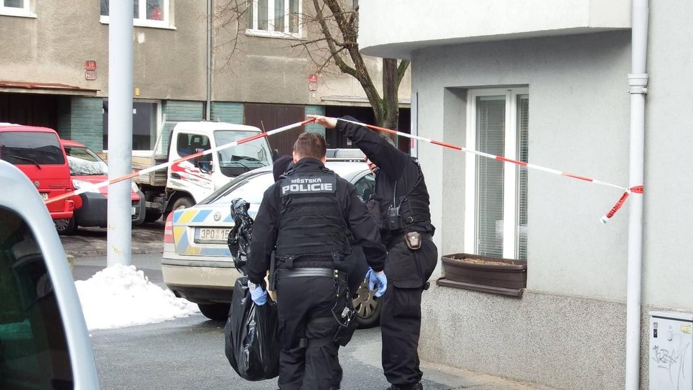 Policisté v Plzni našli dva mrtvé muže - 7