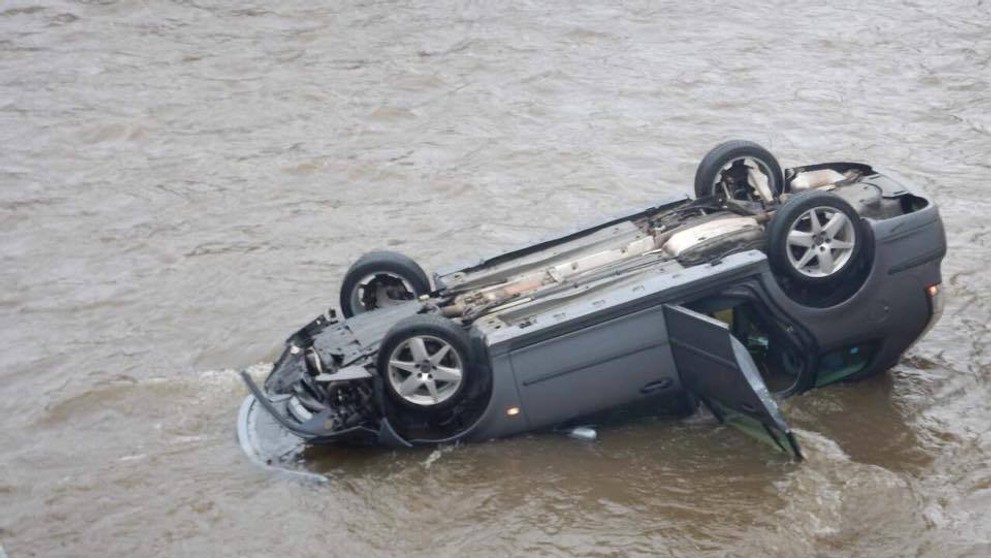 Auto při nehodě na Slovensku spadlo z mostu do řeky - 5
