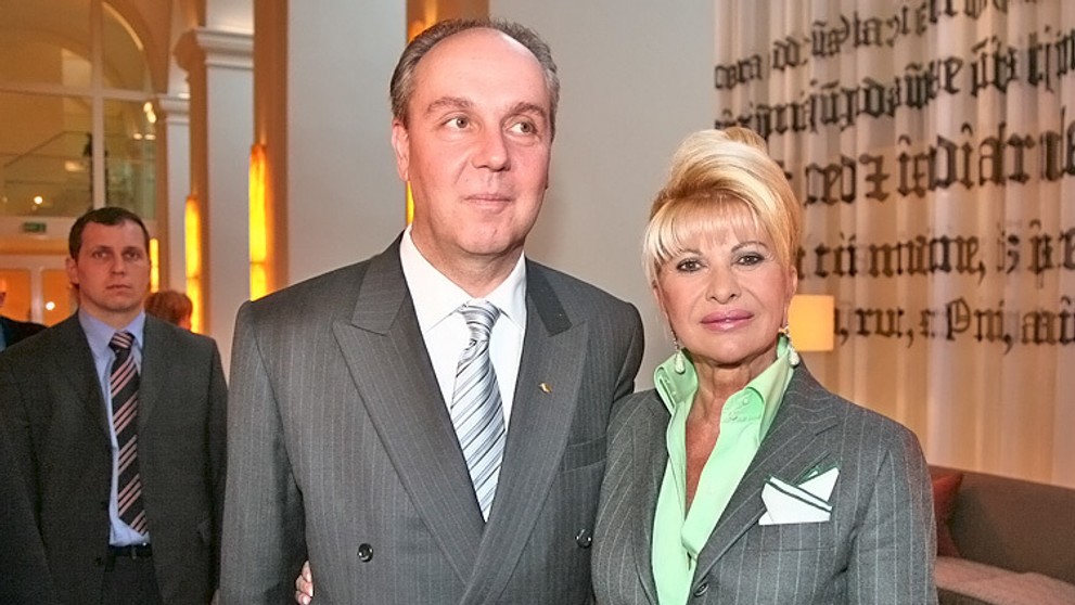 Ivana Trumpová při návštěvě Prahy s managerem luxusního hotelu.