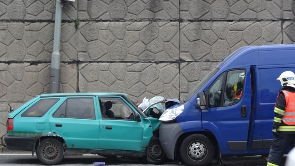 Řidič felicie vjel na pražském Barrandově do protisměru - 2