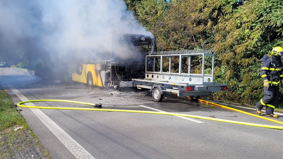 Požár autobusu v Ropici