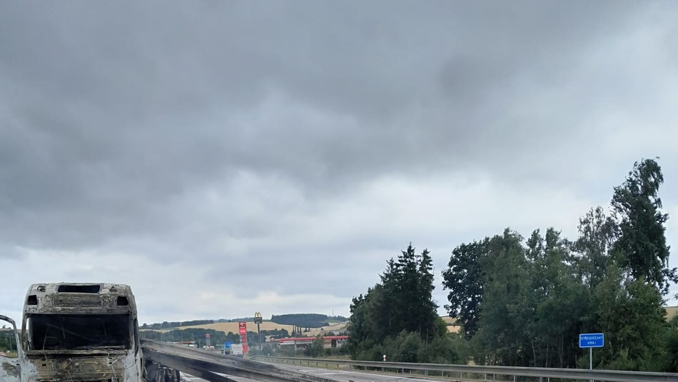 Požár kamionu na dálnici D3