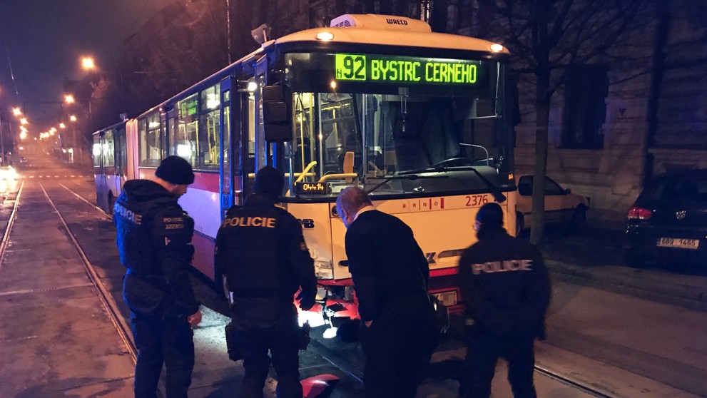 Nehoda auta a autobusu v Brně - 2