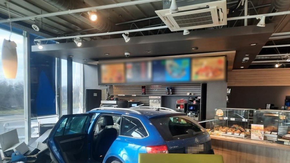 Auto narazilo do benzinky