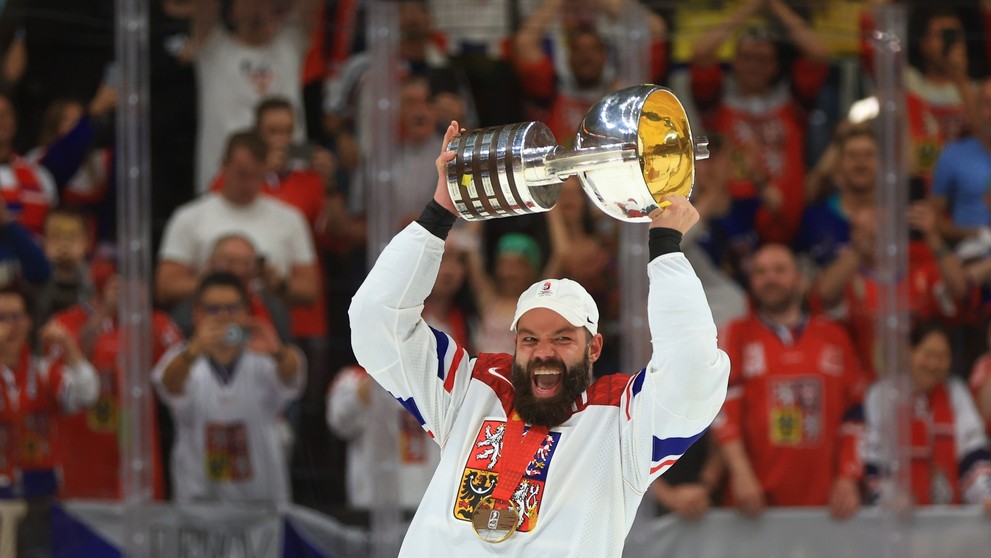 Radko Gudas s pohárem pro mistry světa