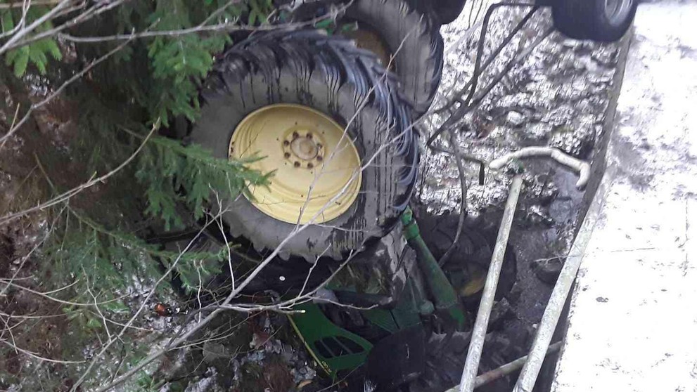 Ledovka na silnicích komplikuje dopravu na Vysočině - 1