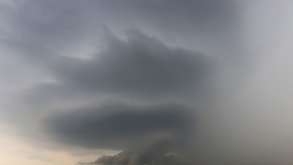 První supercela u Boru v západních Čechách s výraznou rotující mezocyklonou a stěnovým oblakem (wall cloud)