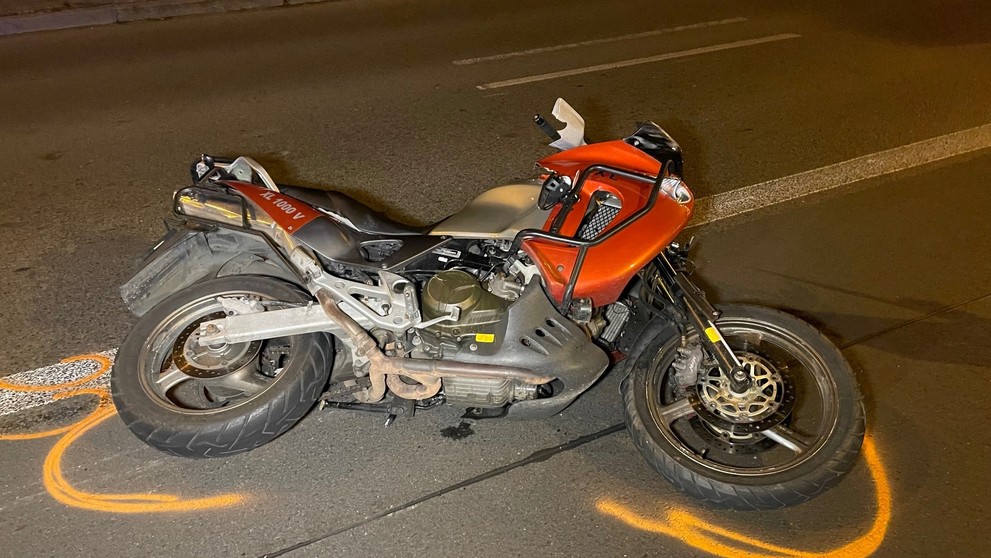 Rozbitý motocykl skončil desítky metrů za místem střetu