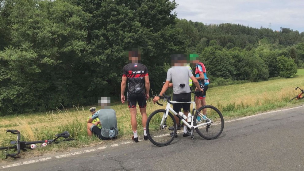Nehoda auta a cyklistů