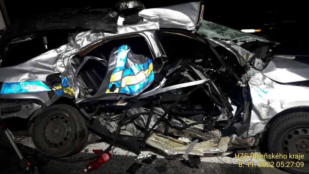 Zdemolované policejní auto