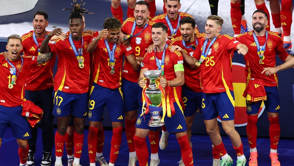 Álvaro Morata (uprostřed) s trofejí pro mistry Evropy