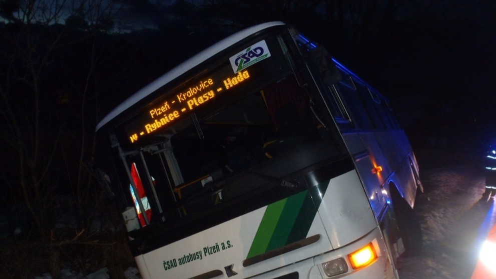 Dopravní nehoda autobusu a osobního auta u Třemošné