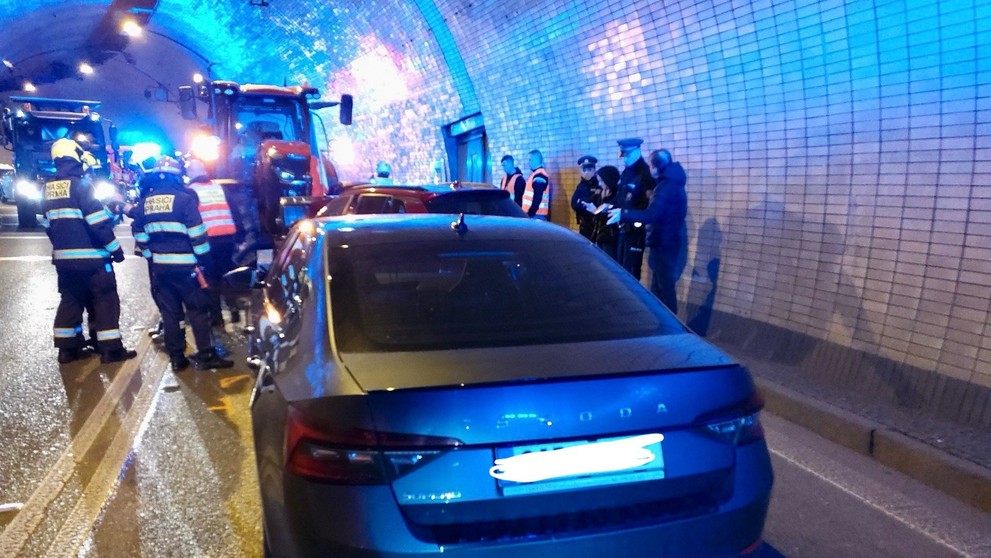 Nehoda traktoru a osobního auta v Letenském tunelu (1)