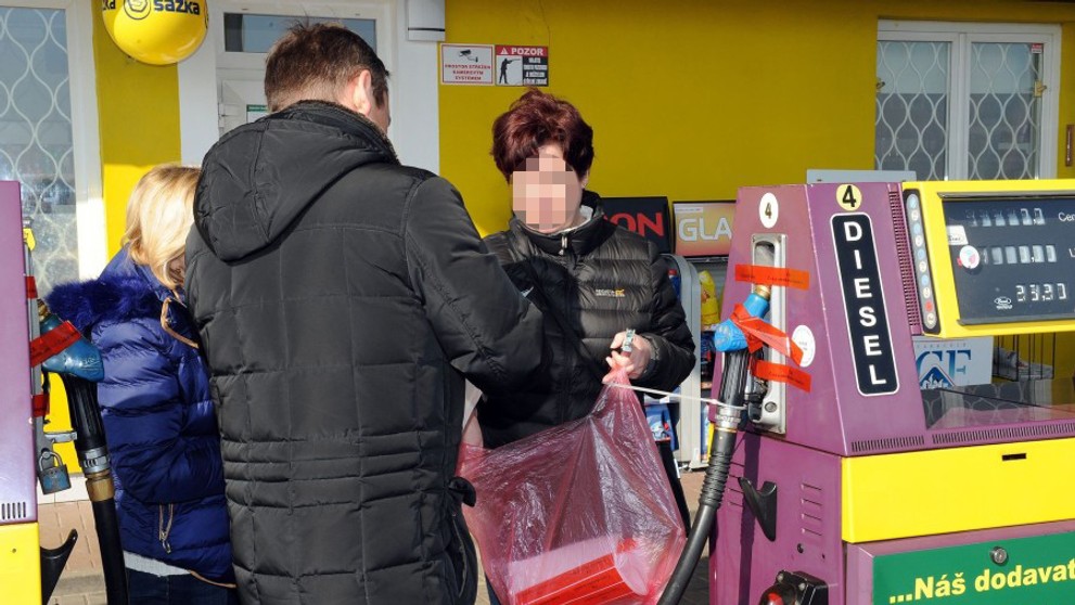 ČOI přerušila prodej nafty na čerpací stanici v Sibřině - 7