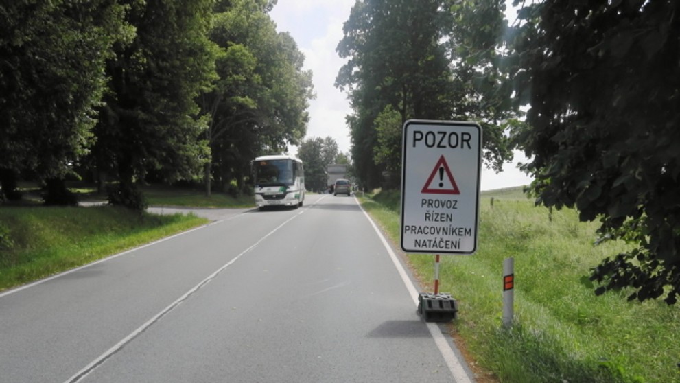Muž měl autem najet do dvou osob v obci Krásno - 3