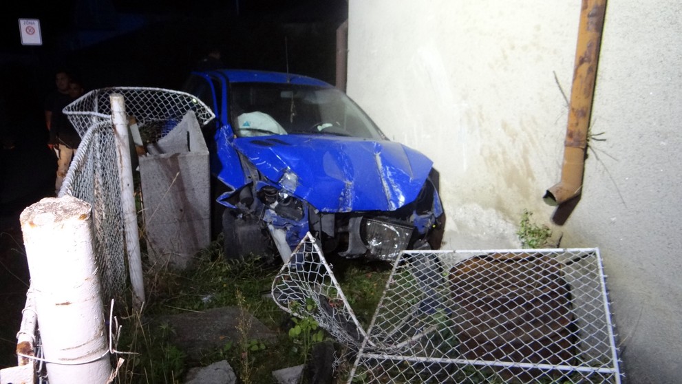 Rozbité auto skončilo v zahradě, řidič letěl do nemocnice vrtulníkem