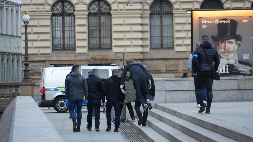 Policejní pokus s figurínou pádu muže