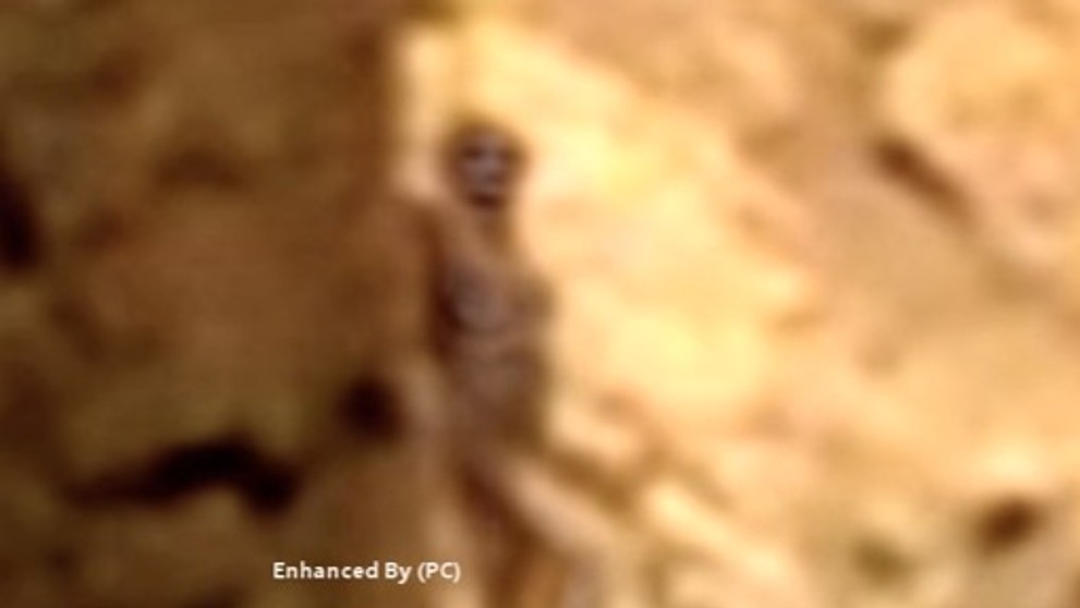 Malý ufon se skrývá za kamenem na Marsu - upraveno ufology