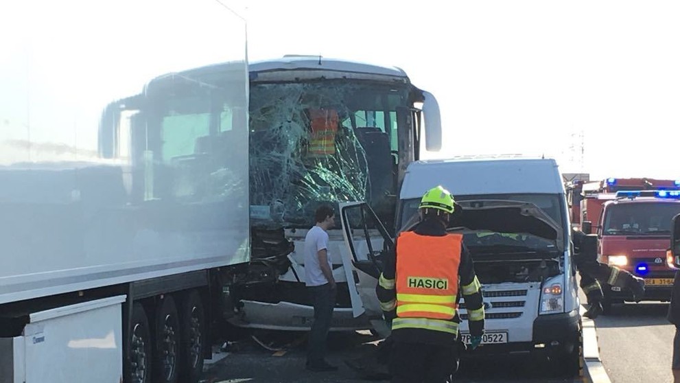 Vážná nehoda kamionu, dodávky a autobusu na dálnici D5 u Prahy - 5