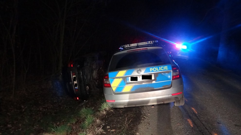 Ujíždějící řidič naboural dvě policejní auta a skončil převrácený v příkopu