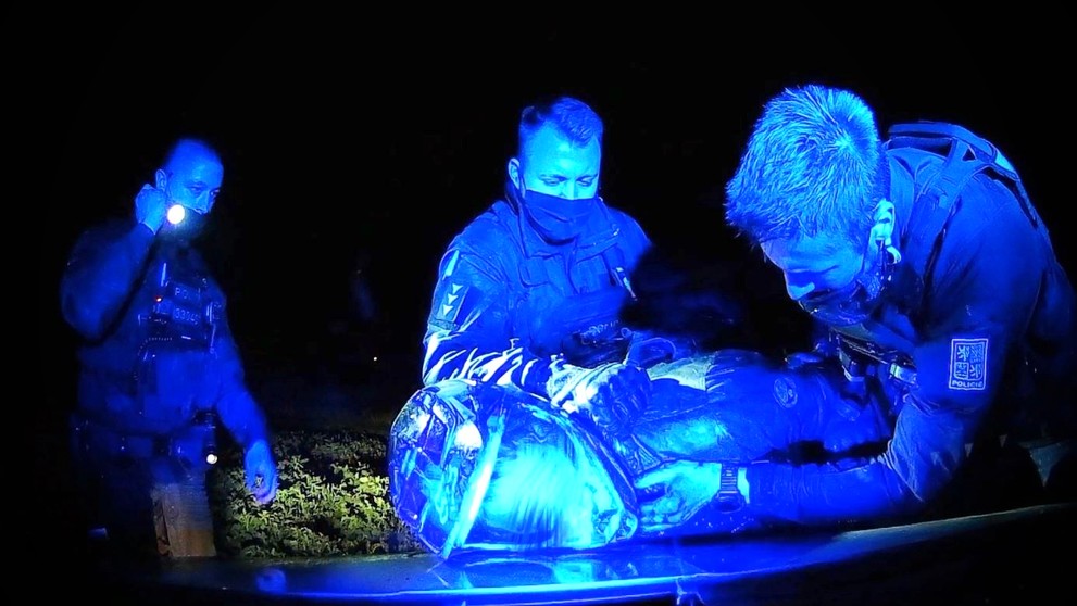 Policisté honili muže na čtyřkolce - 3