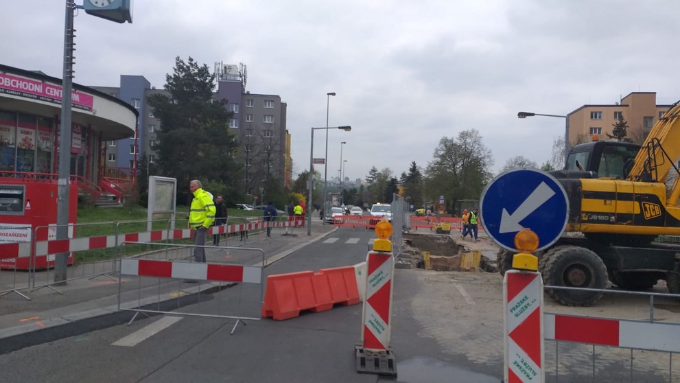 Prasklé potrubí na Zahradním městě