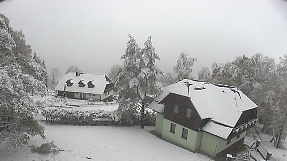 Na Šumavě v noci na neděli napadlo přes 10 cm sněhu - 11