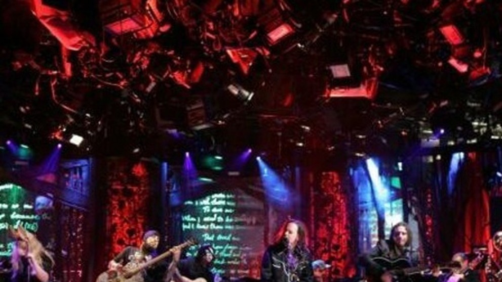 Kapela Korn při Unplugged vystoupení na MTV.